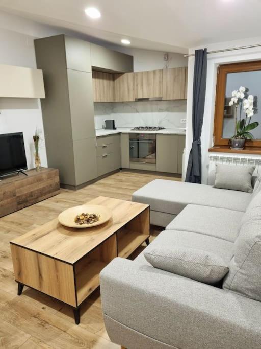 Cozy Apartment Near City Center Bucureşti Ngoại thất bức ảnh