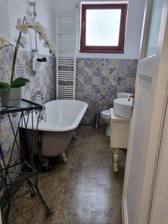 Cozy Apartment Near City Center Bucureşti Ngoại thất bức ảnh
