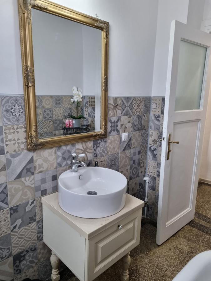 Cozy Apartment Near City Center Bucureşti Ngoại thất bức ảnh