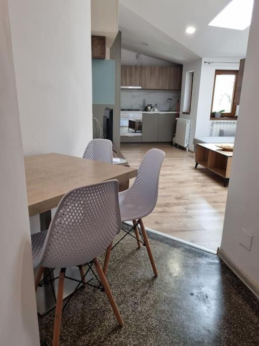 Cozy Apartment Near City Center Bucureşti Ngoại thất bức ảnh