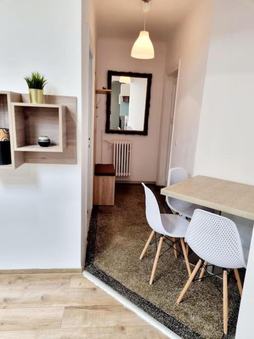 Cozy Apartment Near City Center Bucureşti Ngoại thất bức ảnh