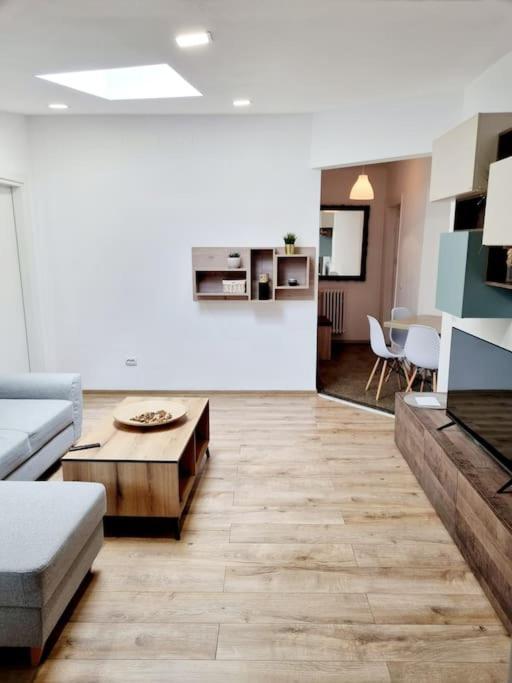 Cozy Apartment Near City Center Bucureşti Ngoại thất bức ảnh